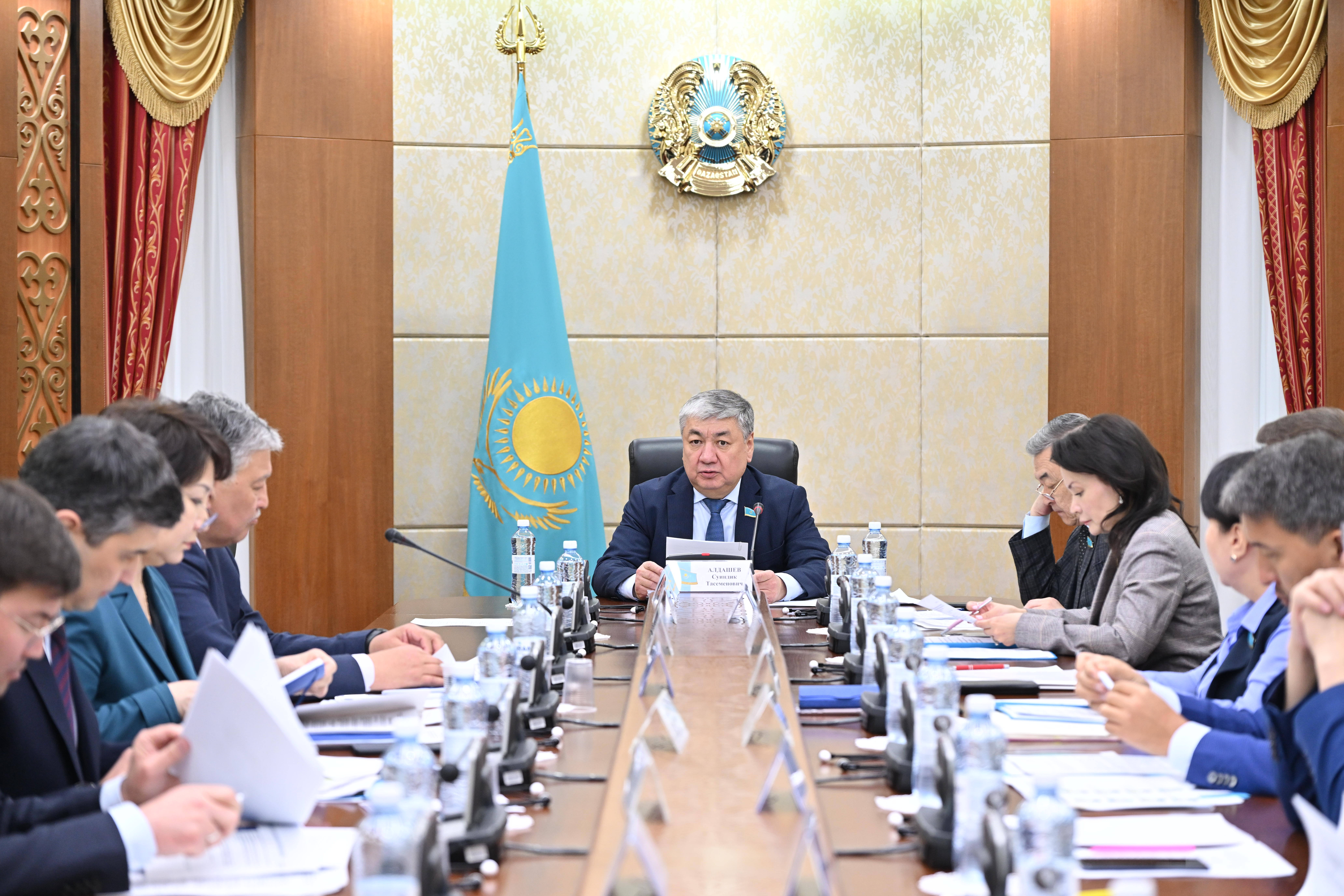 سەناتورلار يننوۆاتسيالىق الەۋەتتى دامىتۋ ماسەلەلەرىن تالقىلادى