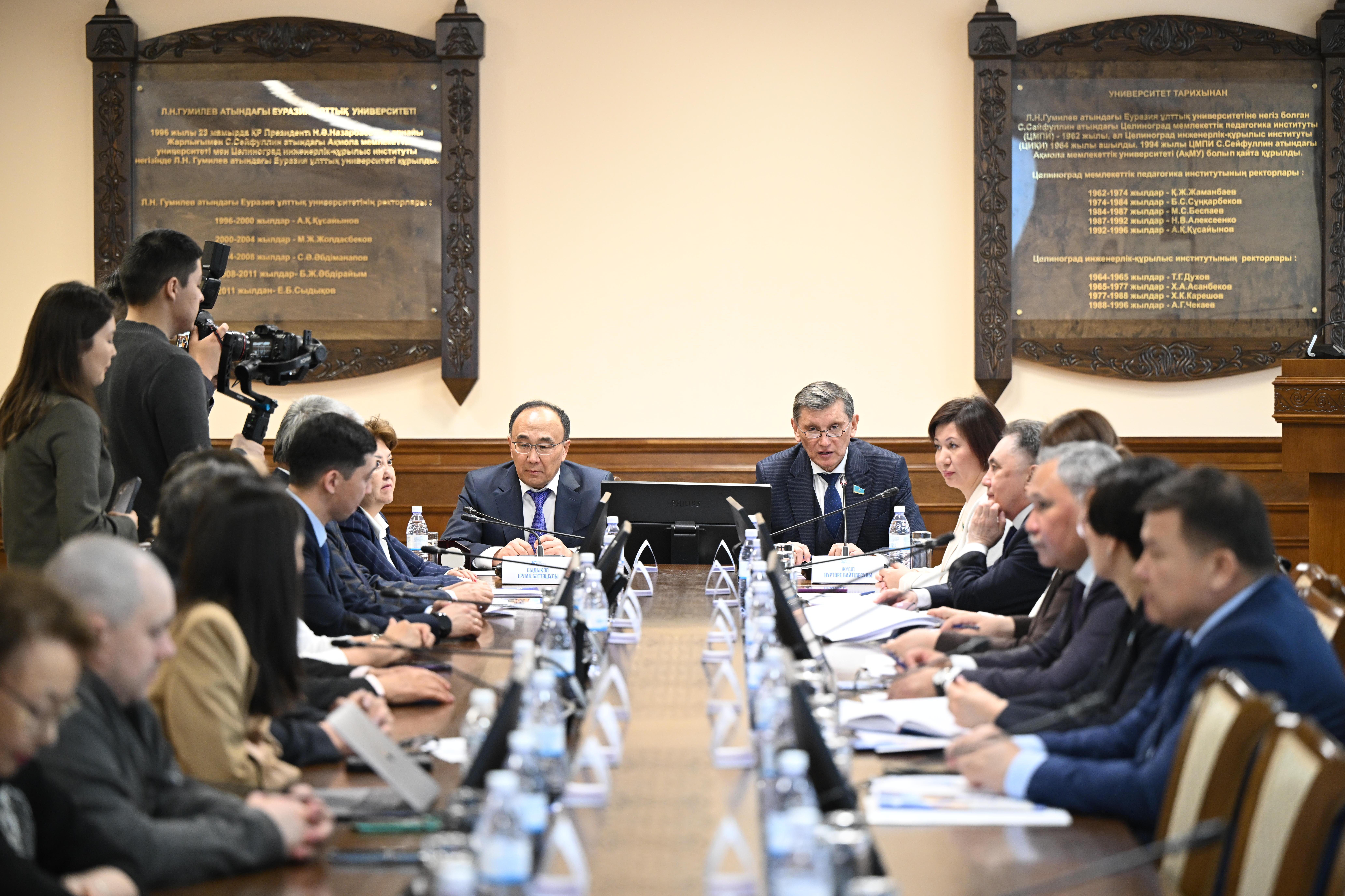 سەناتورلار ەۇۋ عالىمدارىنىڭ قىزمەتىمەن تانىستى