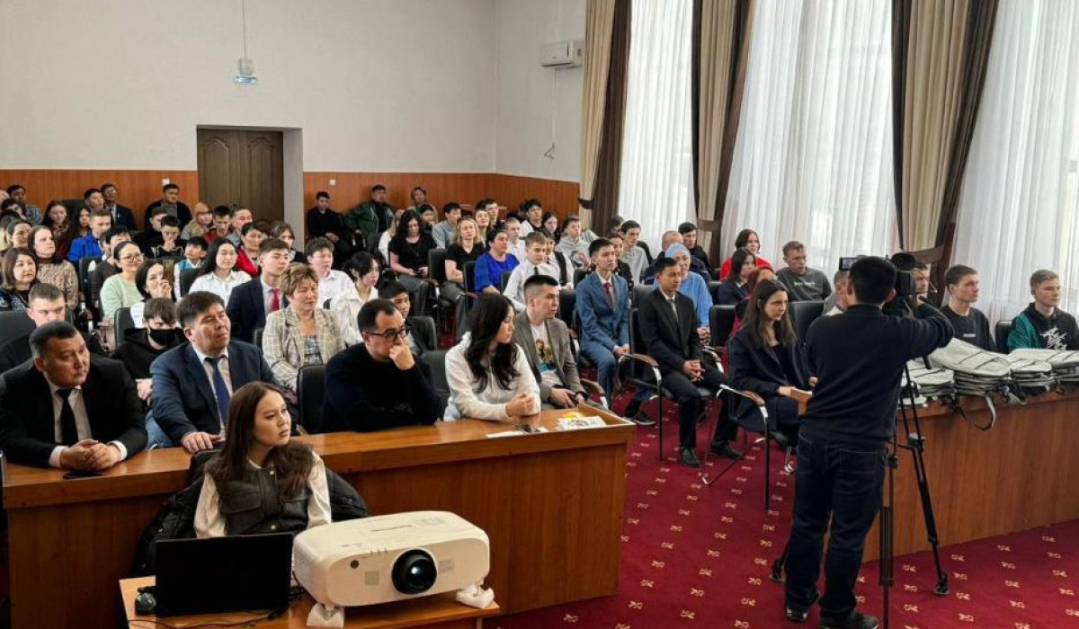 كاسىپكەرلىككە ۇيرەتتى