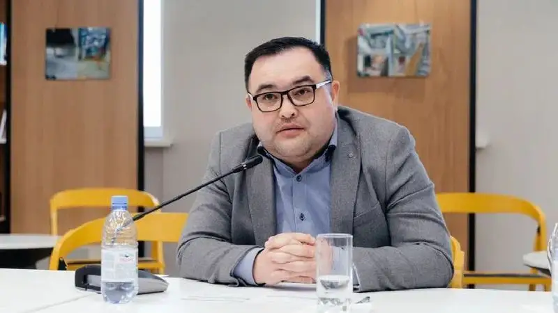 «ىرىمداپ مەشىتكە اپاردىم»: ماجىلىسمەن العاشقى دەپۋتاتتىق جالاقىسىن قايدا جۇمساعانىن ايتتى