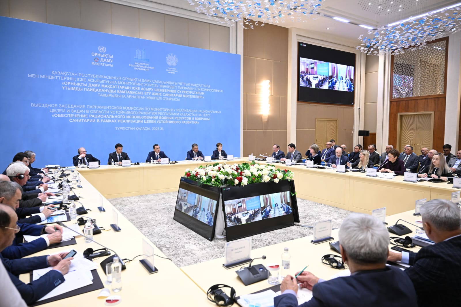 سەناتورلار ءوڭىر جۇرتشىلىعىمەن سۋدى ۇنەمدەۋ ماسەلەلەرىن تالقىلادى