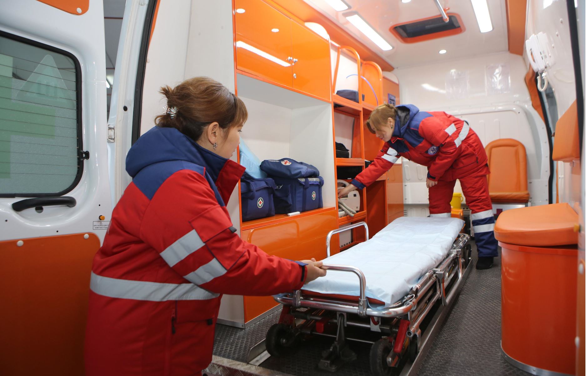 مەكتەپ شاتىرىنداعى قاردى كۇرەپ ءجۇرىپ قۇلاعان ەر ادام كوز جۇمدى