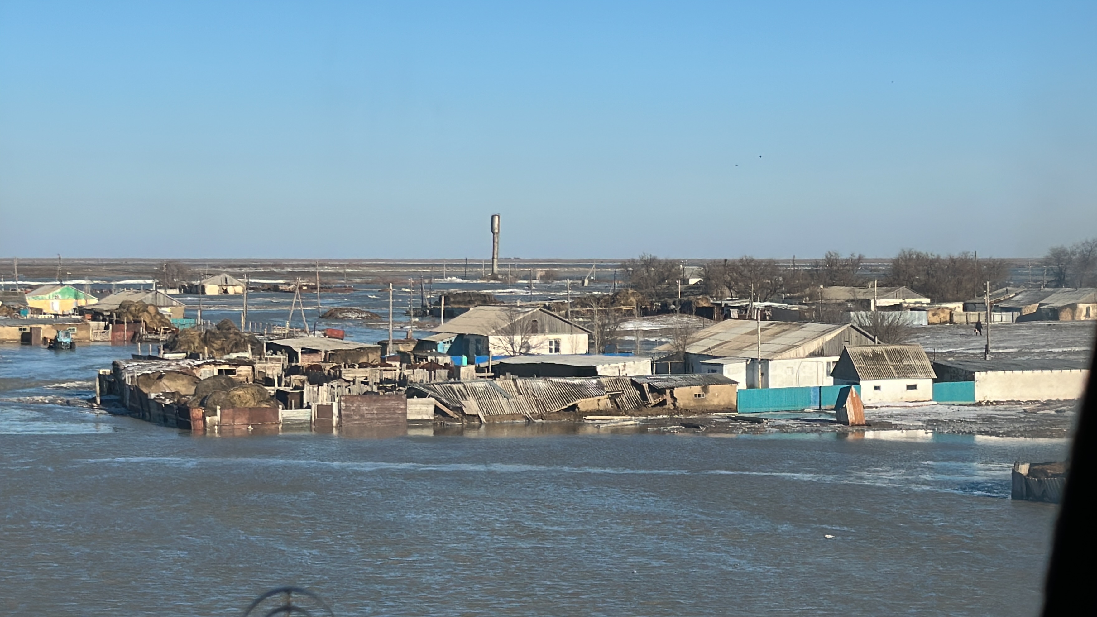 اسكەري قىزمەتشىلەر وڭىرلەردە حالىققا جاردەمدەسىپ ءجۇر