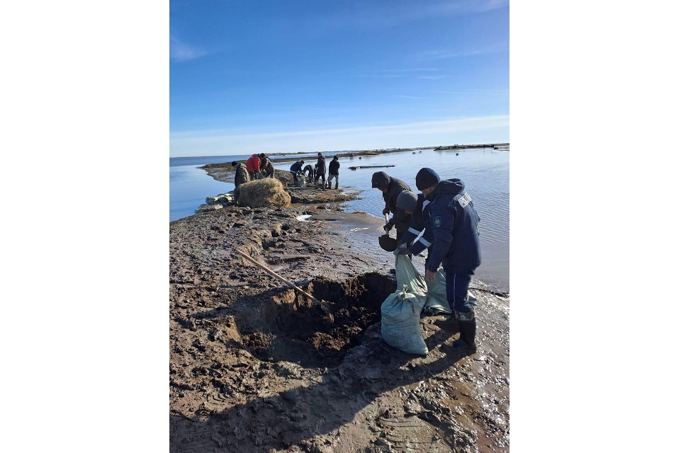 سۋ تاسقىنى: پوليتسيا قىزمەتكەرلەرى بقو تۇرعىندارىنا كومەكتەسىپ جاتىر