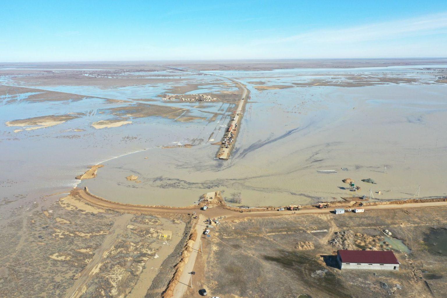 تۇرعىندار قايىقپەن قاتىناپ ءجۇر