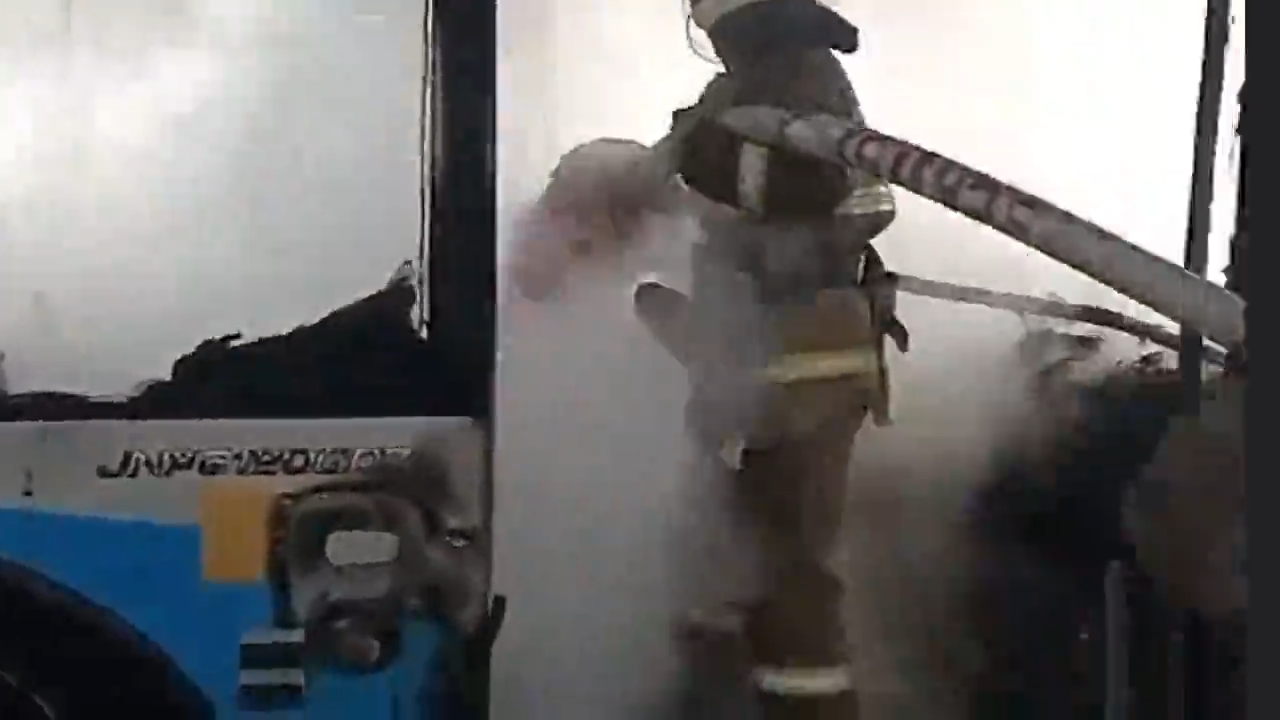 «ىشىندە ادامدار بولعان»: الماتىدا تروللەيبۋس ورتەنىپ كەتتى