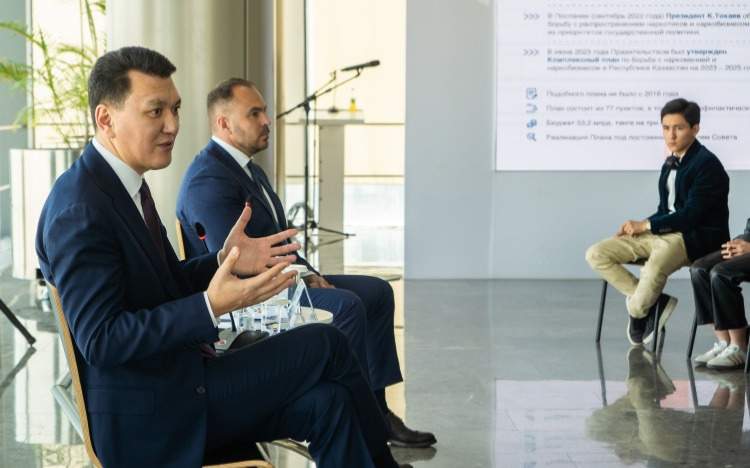 قىرعىز جاستارىنىڭ وكىلدەرىمەن كەزدەستى