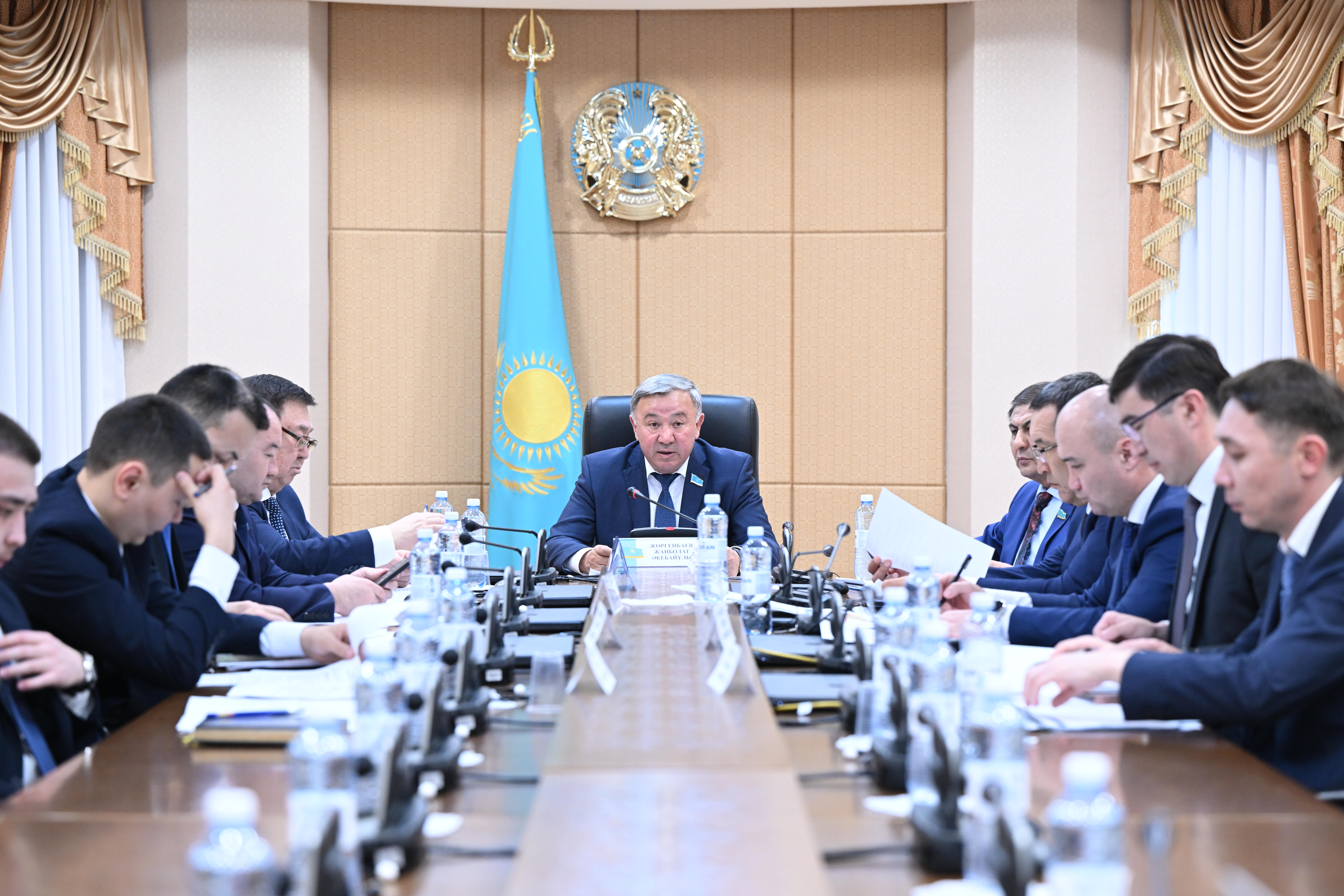 اۆتوموبيل جولدارىن جوندەيتىن مەردىگەرلەردىڭ جاۋاپسىزدىعىنان حالىق زارداپ شەگىپ وتىر – سەناتور