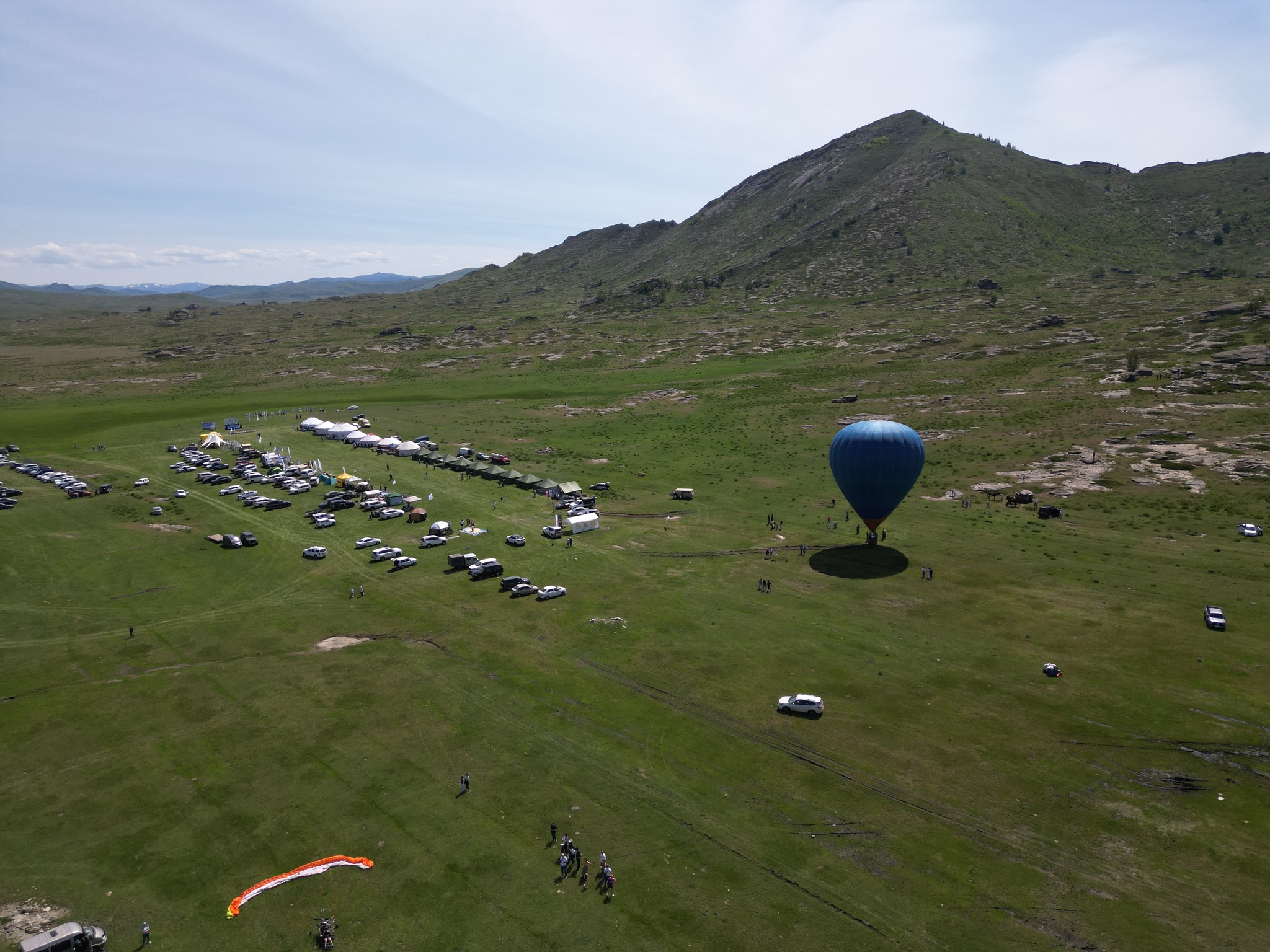 ساياحاتشىلار قىزىلتاسقا اسىعادى