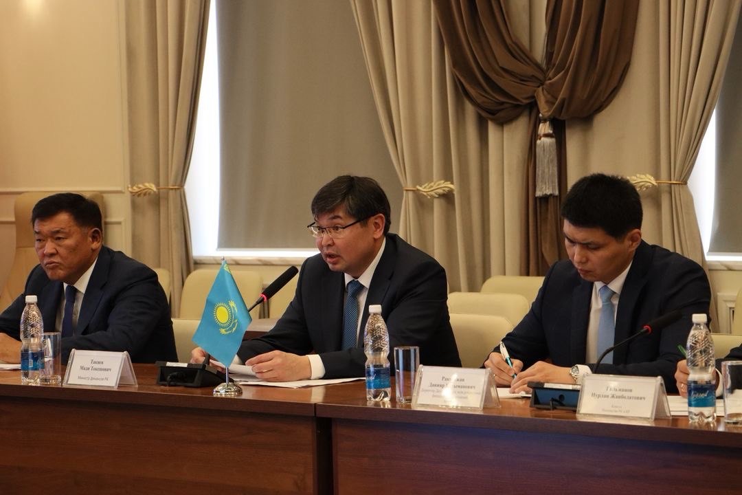 قارجى ءمينيسترى قىرعىزستانعا جۇمىس ساپارىمەن باردى  