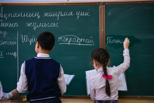 سەناتور مەكتەپتەگى وقۋ پاندەرىن ازايتۋدى ۇسىندى