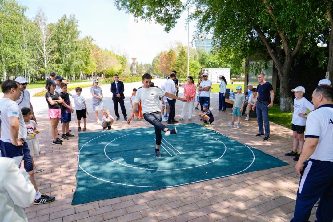 اكەلەر كۇنىندەگى قۋانىش