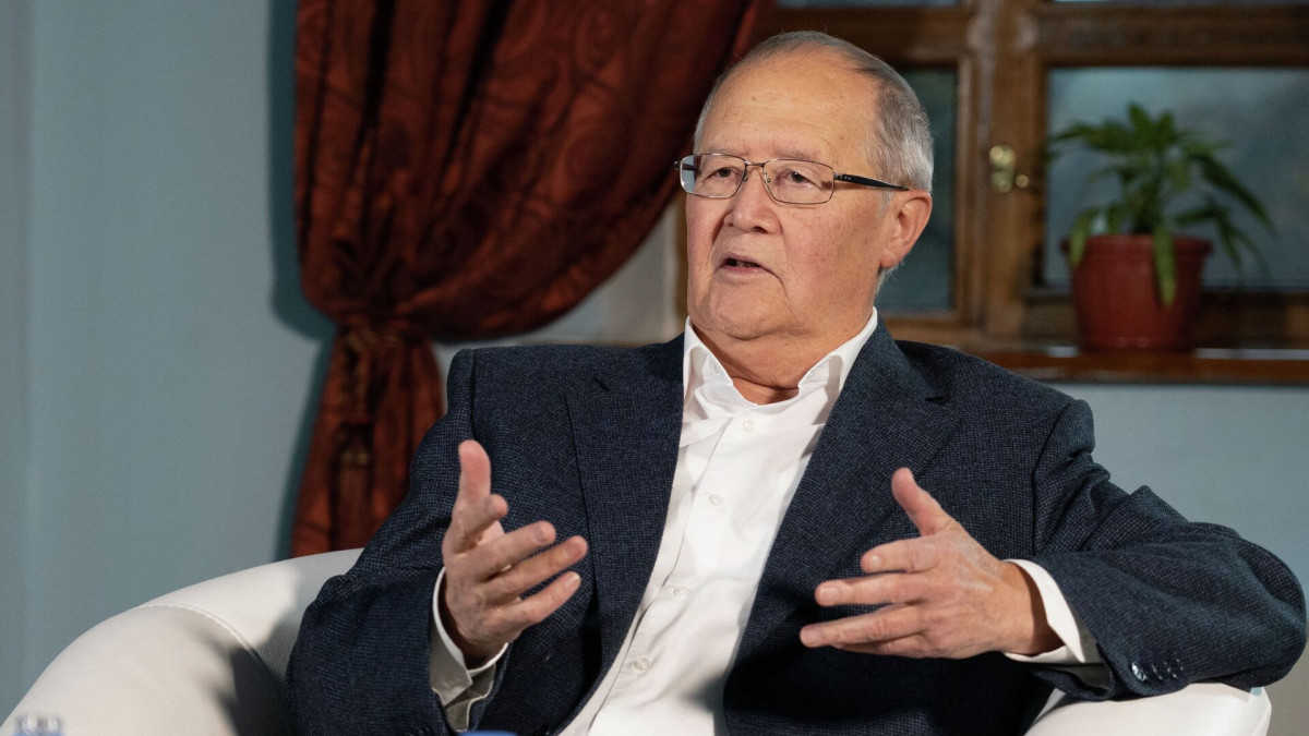 ماڭگىلىك اۋەزوۆتەر: مۇحتار, مۇرات...