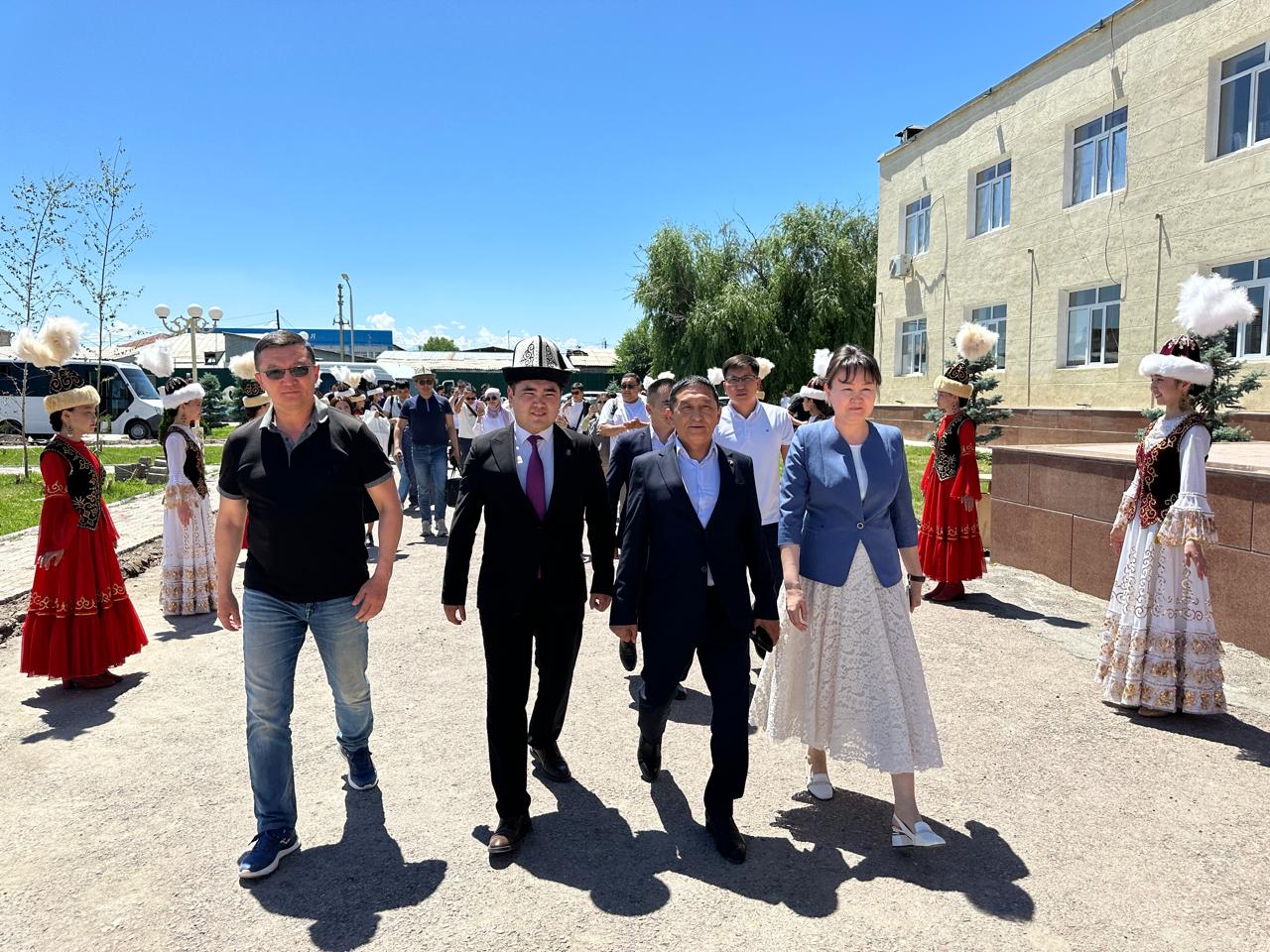 باۋىرلاس ەل اقىندارى ەلدىكتى جىرلادى