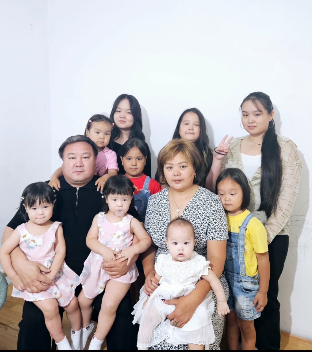 9 قىزدى ۇكىلەگەن مايور اكە