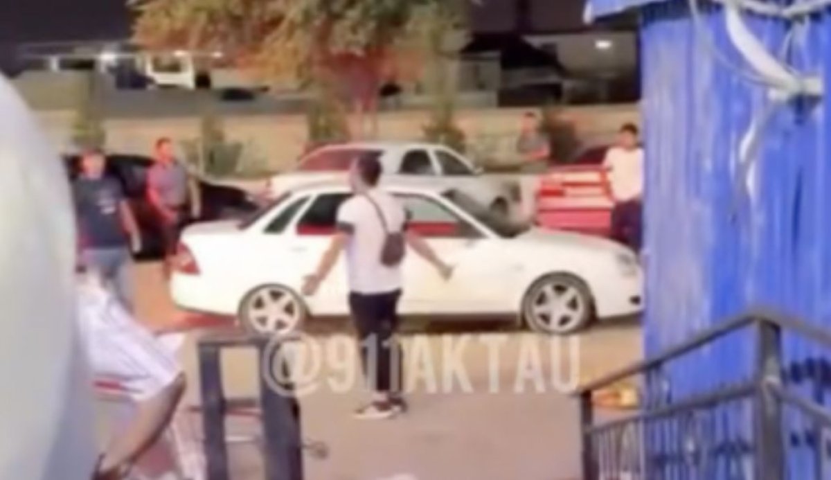 ماڭعىستاۋ وبلىسىندا ەر ادام جۇرتتىڭ كوزىنشە ايەلىن پىشاقتاپ تاستادى