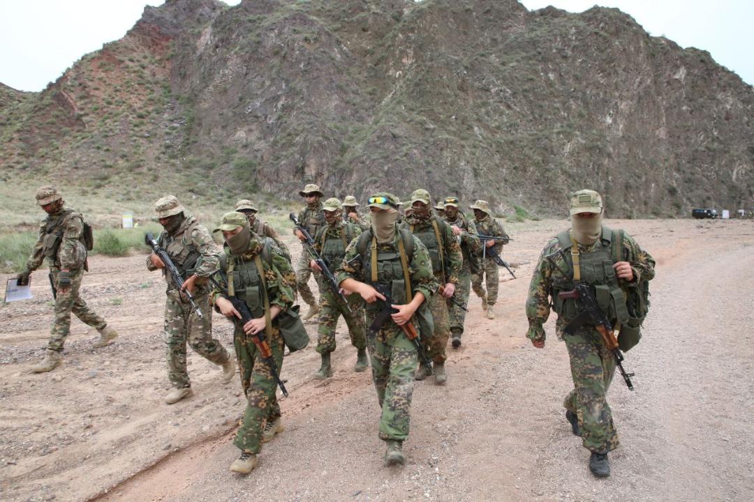 دەسانتشىلار بەلارۋستىك ارىپتەستەرىن تاۋلى جەرلەردەگى داعدىلارعا باۋلىدى