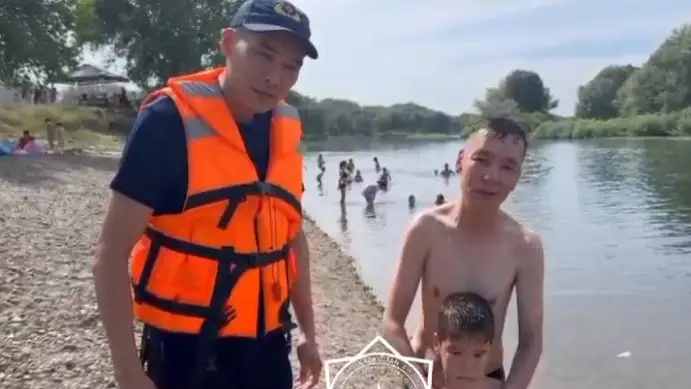 سەمەيدە سۋعا باتىپ بارا جاتقان ەكى بالا قۇتقارىلدى