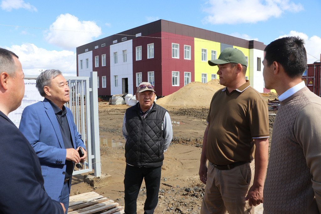 قۇرىلىس جۇمىسىمەن تانىستى