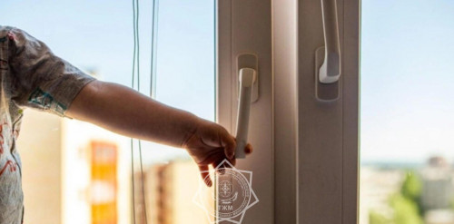 رۋدنىيدا 3 جاسار بالا تەرەزەدەن قۇلاپ كەتكەن