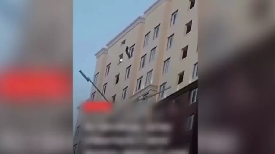 استانالىق ازامات 14-قاباتتان سەكىرىپ, ايەلىن قورقىتقىسى كەلگەن