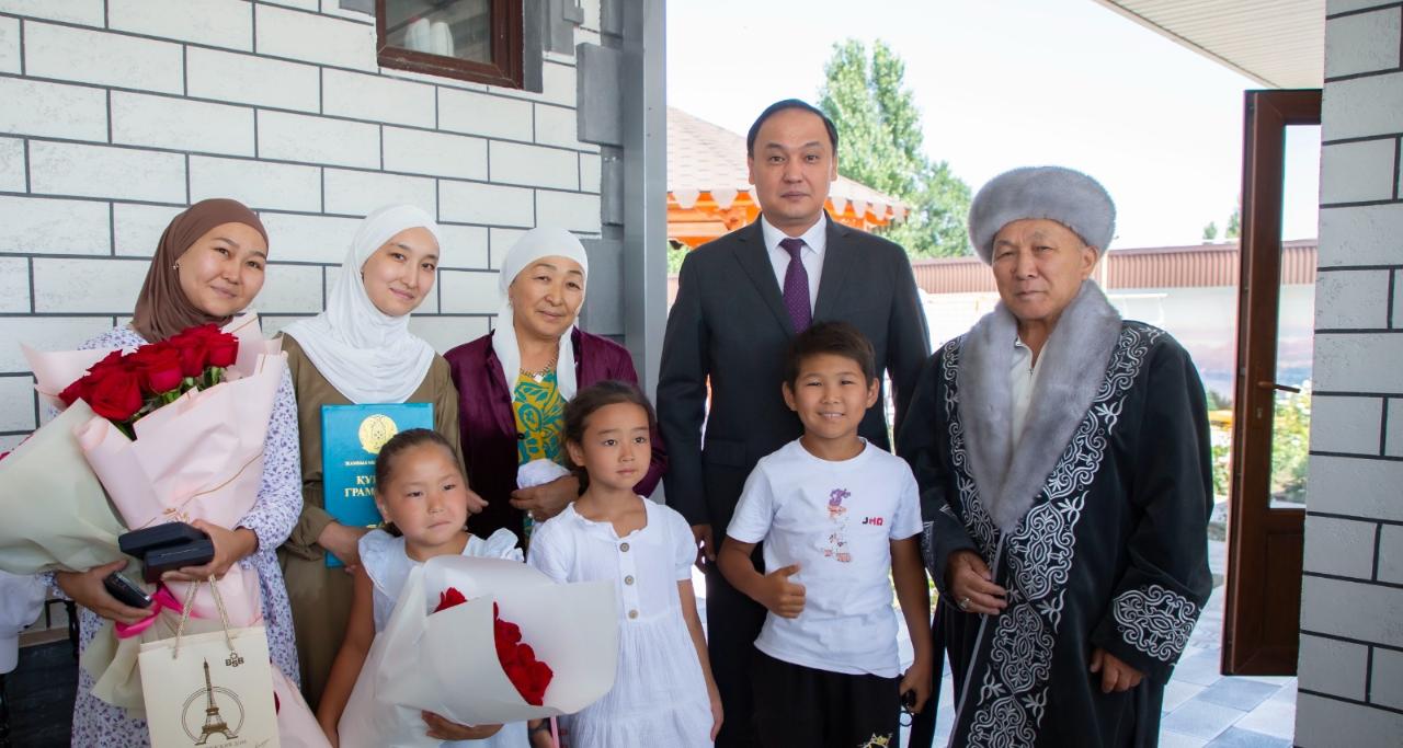 ەربول قاراشوكەەۆ ەلدوس سمەتوۆتىڭ اتا-اناسىنا قۇرمەت كورسەتتى