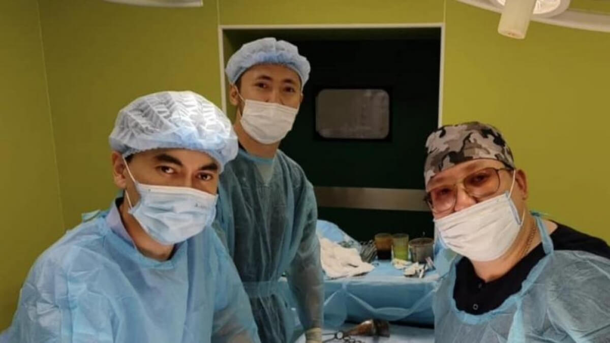 جامبىلدىق ونكولوگتار پاتسيەنتتەن سالماعى 6 كەلى ىسىكتى ءساتتى الىپ تاستادى