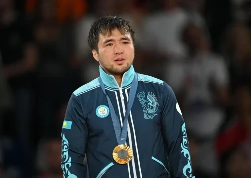 «پاريجگە تەك التىن الۋعا باردىم»: ەلدوس سمەتوۆ جانكۇيەرلەرىنە العىس ايتتى