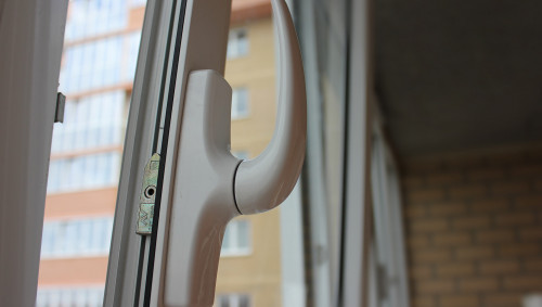 اتىراۋدا 6 جاسار بالا بيىكتەن قۇلاپ, امان قالعان