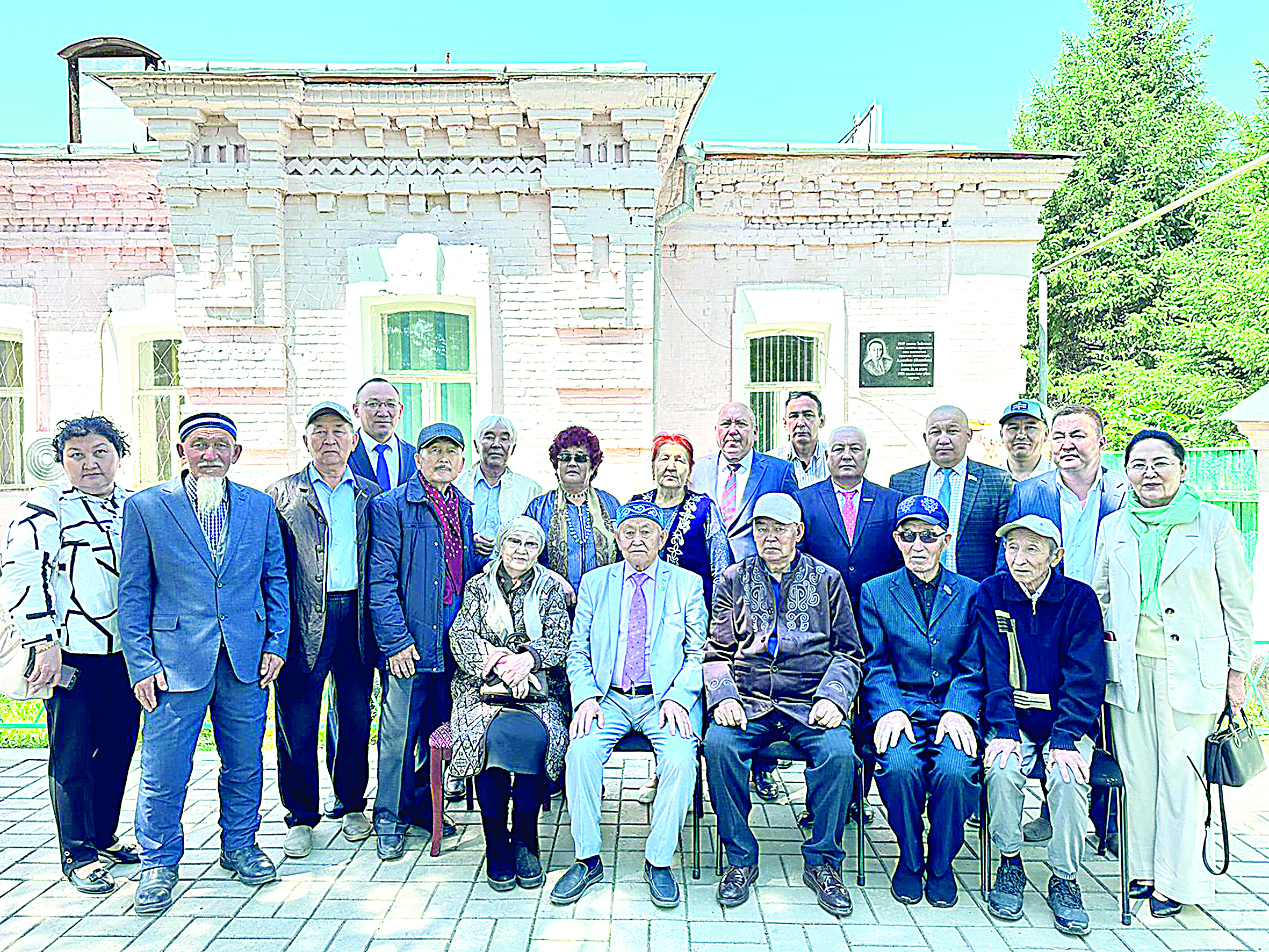 الاش پولكىنىڭ كومانديرى ادامبەك بەكمۇحامەتوۆ تۇرعان ۇيگە ەسكەرتكىش تاقتا ورناتىلدى