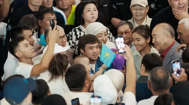 ەلدوس سمەتوۆ پەن عۇسمان قىرعىزباەۆ ەلگە ورالدى (ۆيدەو)