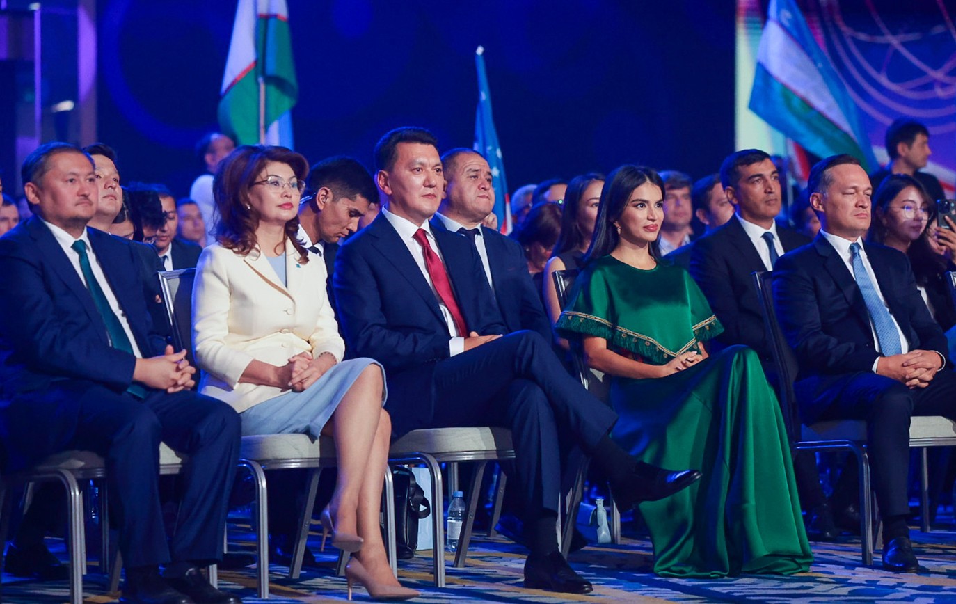 ەكى ەل اراسىن جالعاعان التىن كوپىر