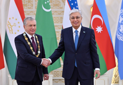 قاسىم-جومارت توقاەۆ وزبەكستان پرەزيدەنتىن قۇرمەت بەلگىسىمەن ماراپاتتادى