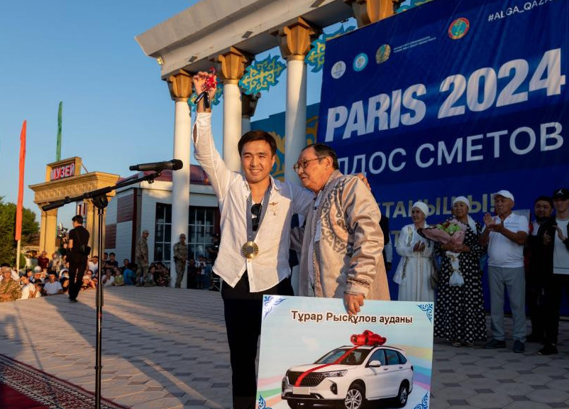 ەلدوس سمەتوۆ ءوزىنىڭ العاشقى باپكەرىنە كولىك سىيلادى