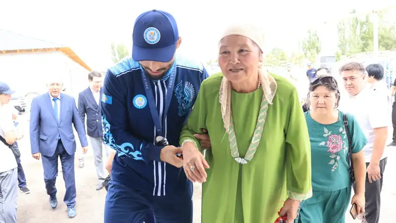 دەمەۋ جادىراەۆ اناسىمەن بىرگە جاركەنتتەگى جاڭا ۇيىنە باردى