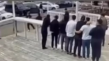 پاۆلوداردا تۇنگى كلۋبتىڭ جانىندا جاس جىگىت كوز جۇمدى