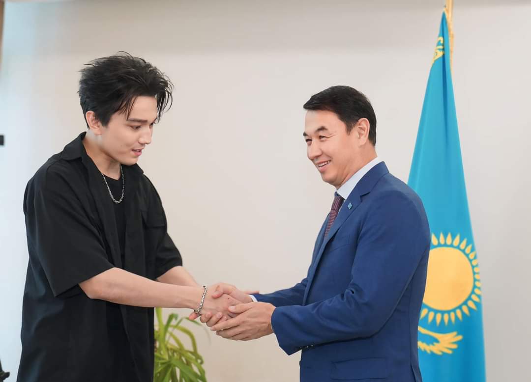 ديماش قۇدايبەرگەن قازاقستاننىڭ وڭتۇستىگىندەگى ۇڭگىردە بەينەبايان ءتۇسىرىپ جاتىر