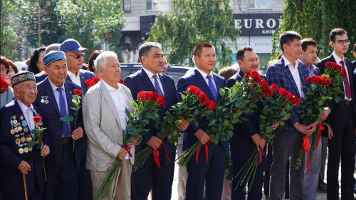 نۇرجان نۇرجىگىتوۆ قانىش ساتباەۆتىڭ ەسكەرتكىشىنە گۇل شوقتارىن قويدى