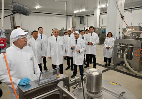 مەملەكەت باسشىسى جارتىلاي فابريكاتتار وندىرىسىمەن تانىستى