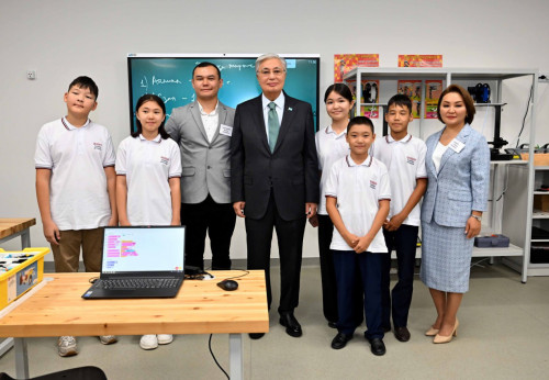 مەملەكەت باسشىسى قوسشى قالاسىنداعى مەكتەپ-گيمنازيامەن تانىستى