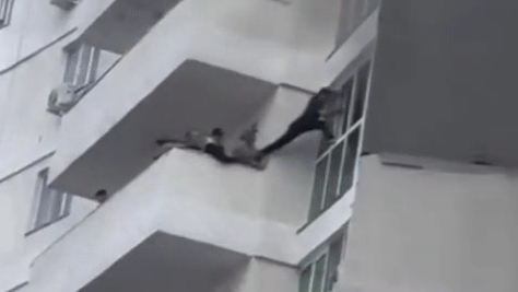 «بالكون ارقىلى ورتەنىپ جاتقان ۇيگە كىرگەن»: بەيبىت كۇننىڭ باتىرى ماراپاتتالدى