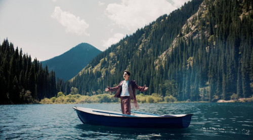 ديماش قۇدايبەرگەن قازاقستاننىڭ كورىكتى جەرلەرىندە بەينەبايان ءتۇسىرىپ جاتىر