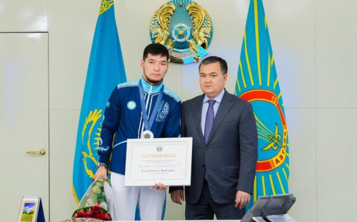 جەڭىس قاسىمبەك نۇربەك ورالبايعا سۋ جاڭا كولىك سىيلادى