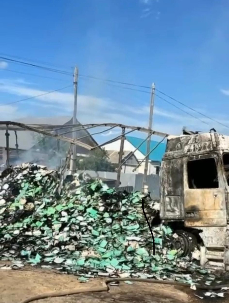 مەكتەپ داپتەرلەرى تيەلگەن جۇك كولىگىن ورتەپ جىبەرگەن كۇدىكتى ۇستالدى