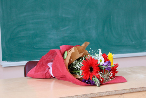 1 قىركۇيەكتە مۇعالىمدەرگە گۇل سىيلاۋعا بولا ما