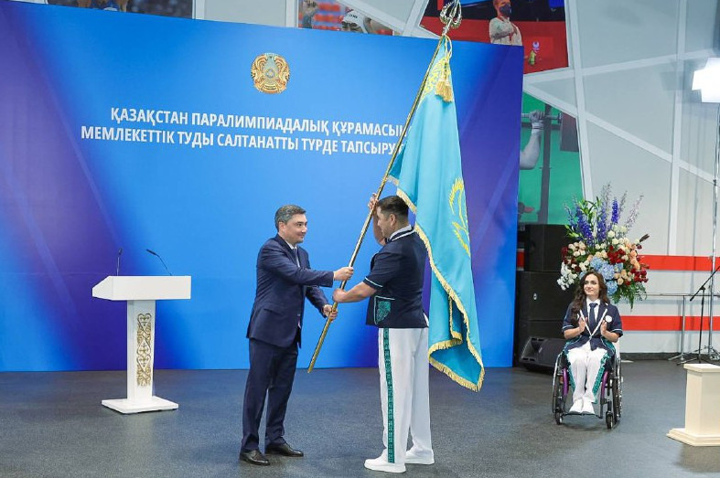 ولجاس بەكتەنوۆ پاراليمپياداشىلارعا مەملەكەتتىك تۋدى تابىستادى