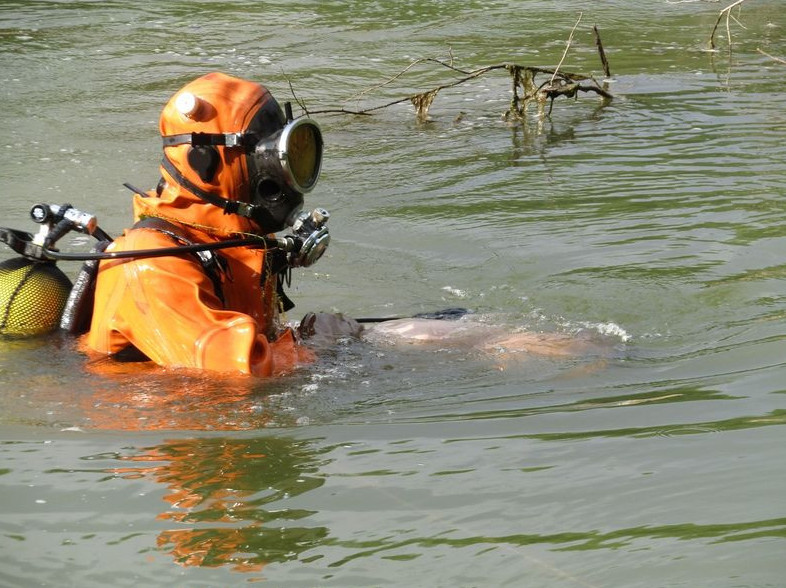 اتىراۋدا سۋعا باتقان بالا ىزدەستىرىلىپ جاتىر