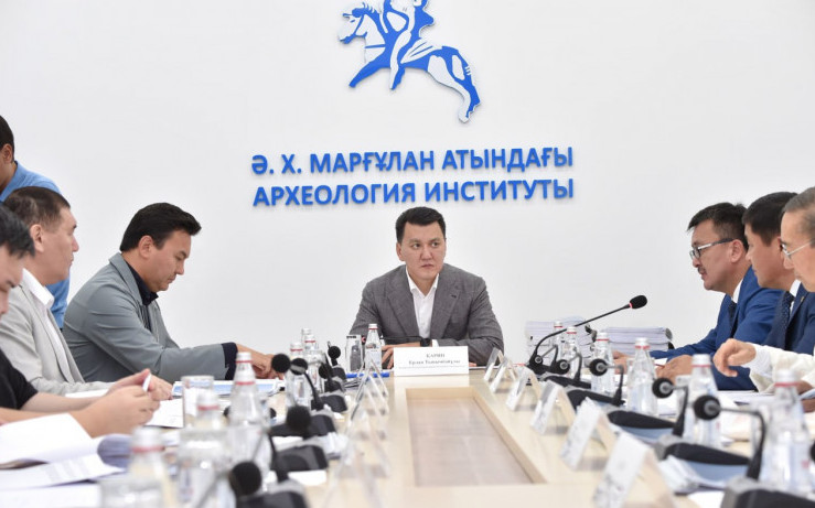 قازاقستان تاريحىنىڭ كوپتومدىعىن دايىنداۋ بارىسى تالقىلاندى