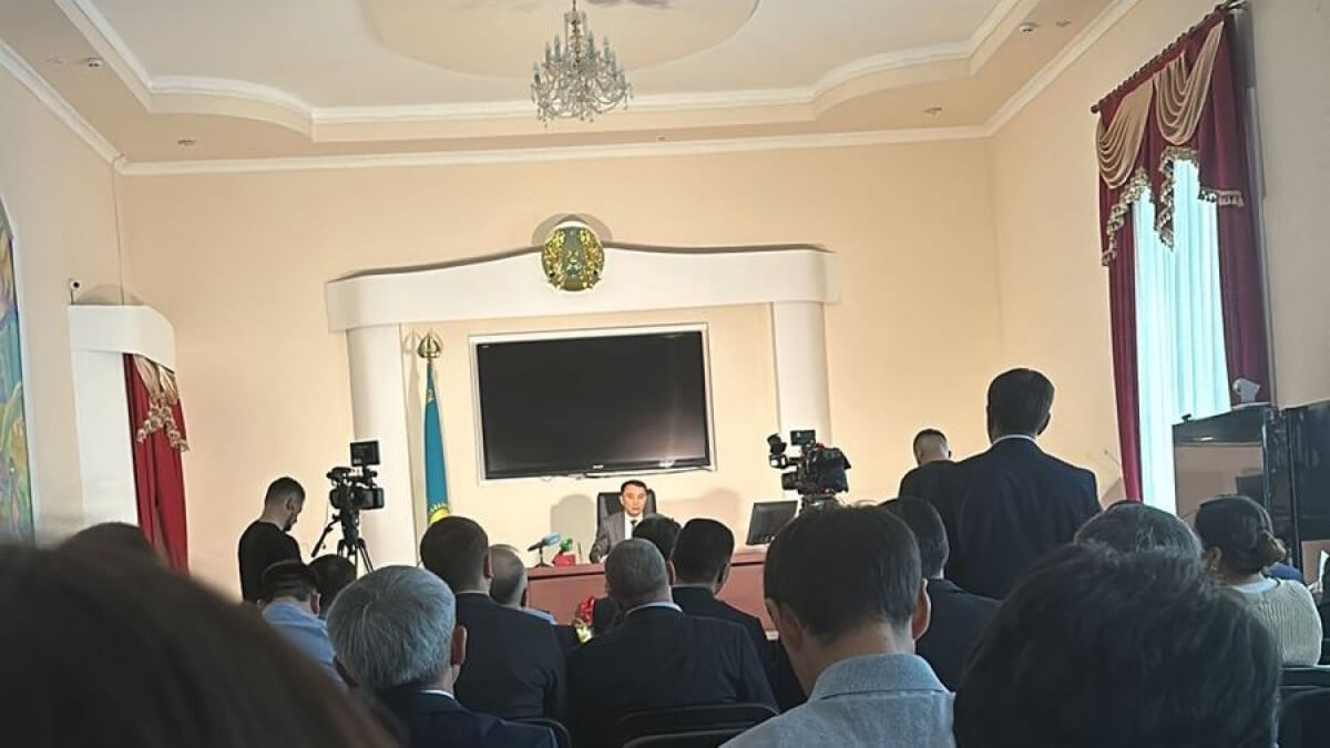 قوستانايدا اكىمنىڭ جينالىسىندا جارىق ءسونىپ قالدى