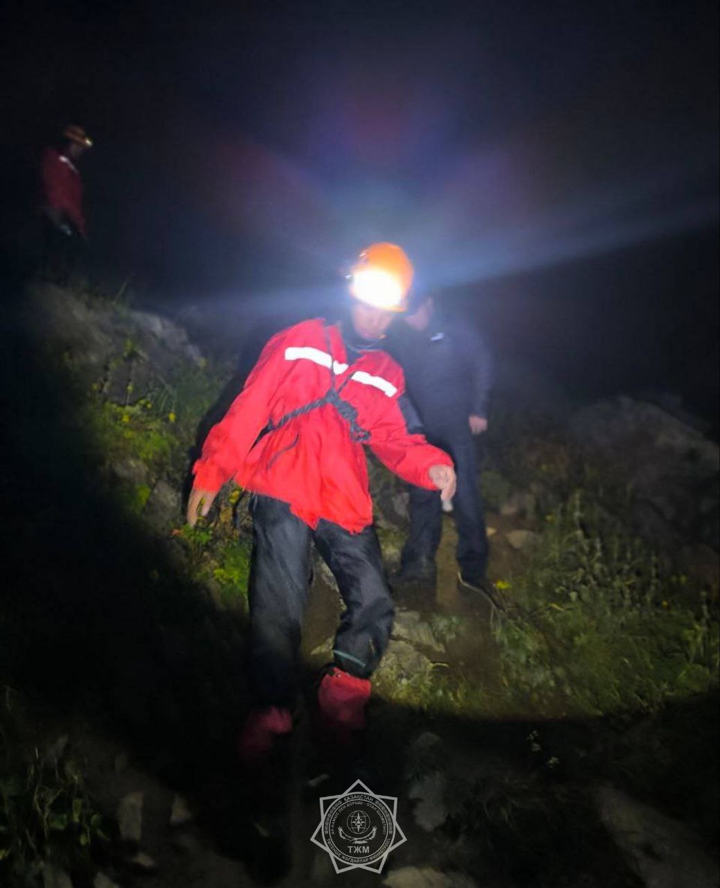 الماتىدا تۋريستەر قاتتى داۋىل سالدارىنان تاۋدان تۇسە الماي قالعان